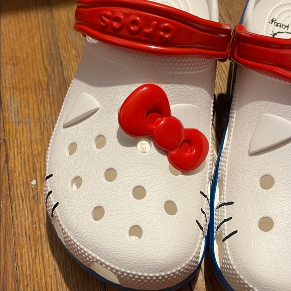 CROCS Hello Kitty Women's Clogs - Picture 3 of 9